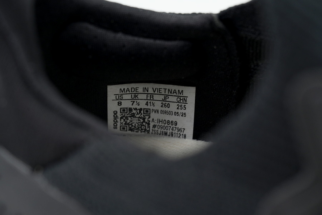 Adidas Y-3 UltraBoost 5 'Black' - Image 4