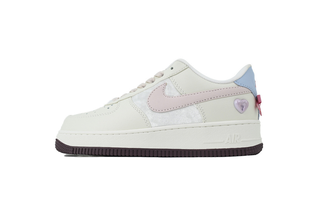 Nike Wmns Air Force 1 'Valentine's Day' - Image 4