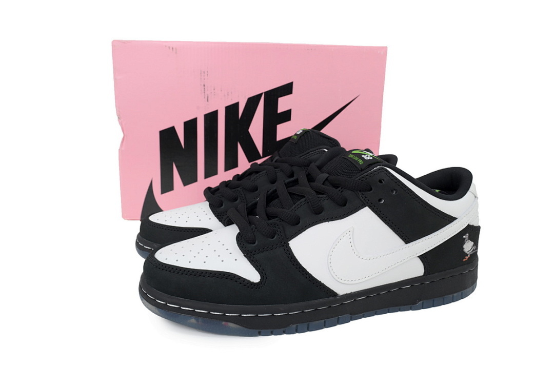 Staple x Nike SB Dunk Low'Panda Pigeon' - Image 2