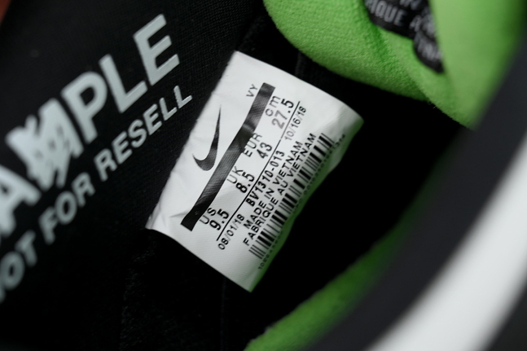 Staple x Nike SB Dunk Low'Panda Pigeon' - Image 7