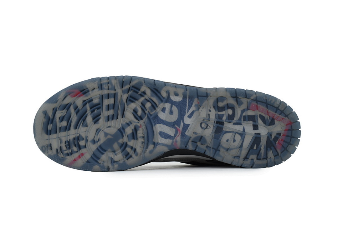 Staple x Nike SB Dunk Low'Panda Pigeon' - Image 9